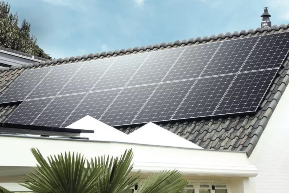 Placas solares en tejado residencial